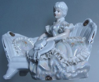 figura porcelana mujer sentada (1)